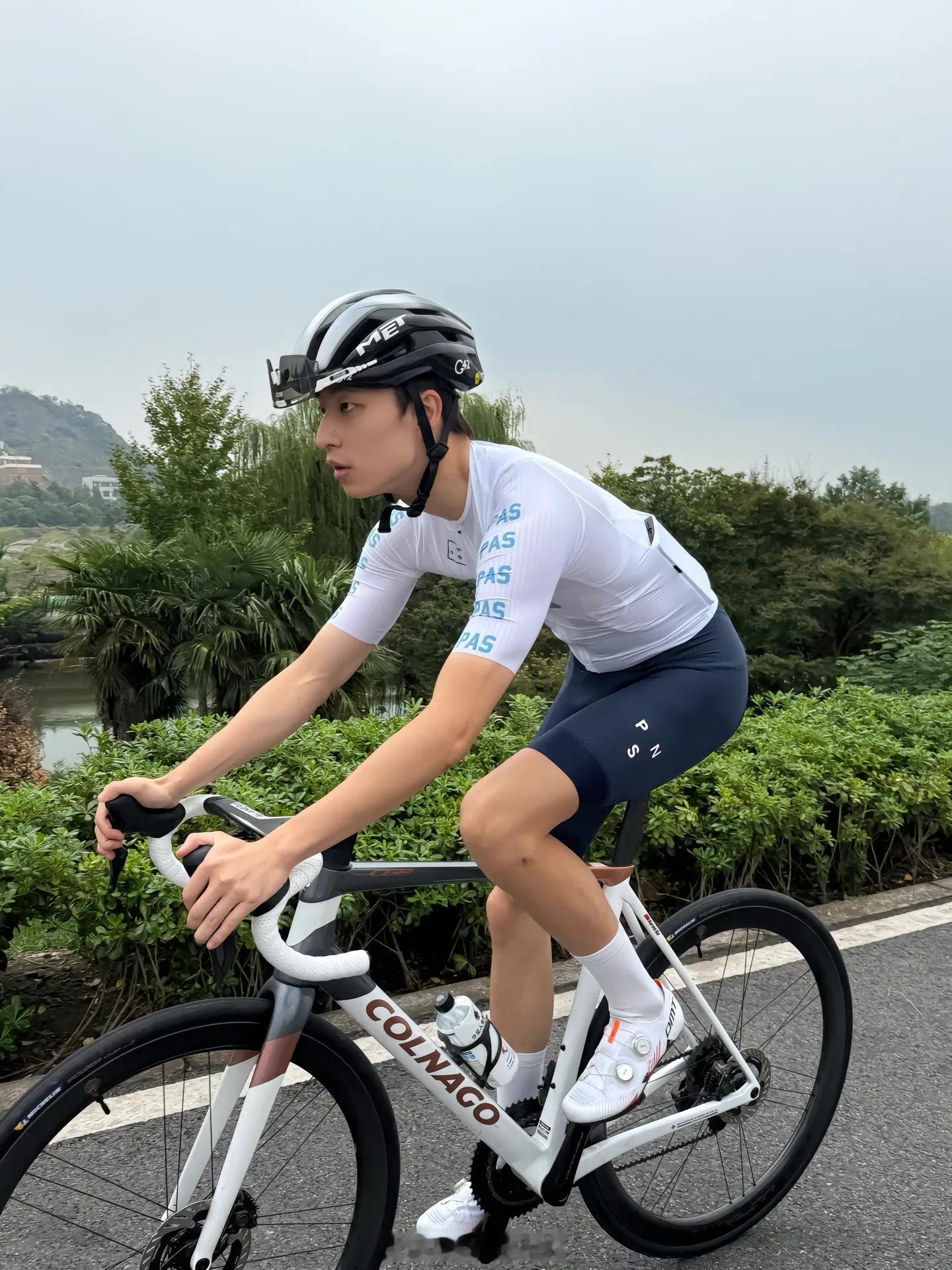 这骑行服真不错[舔屏][舔屏][舔屏] 