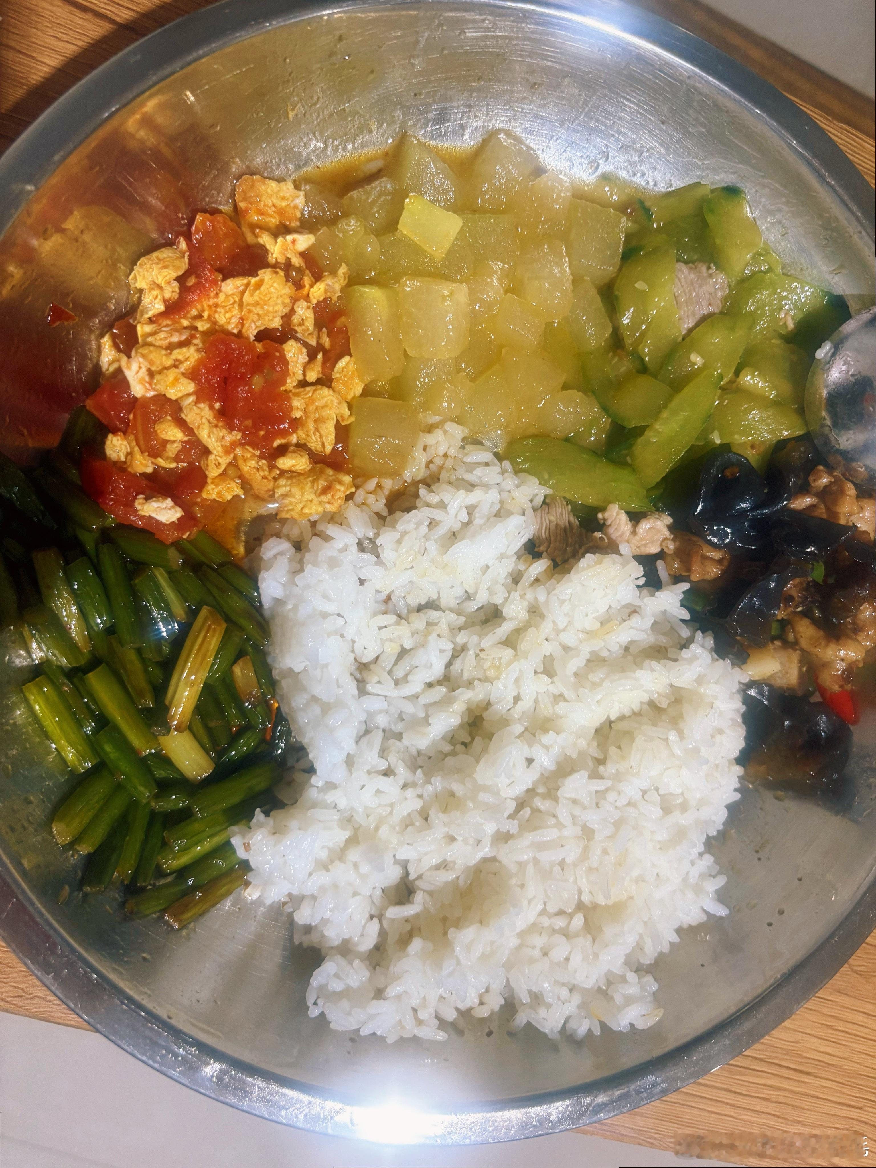 谢谢好闺闺，五个菜的大餐！知道的是你帮我留的饭，不知道的以为你给狗准备的[裂开]