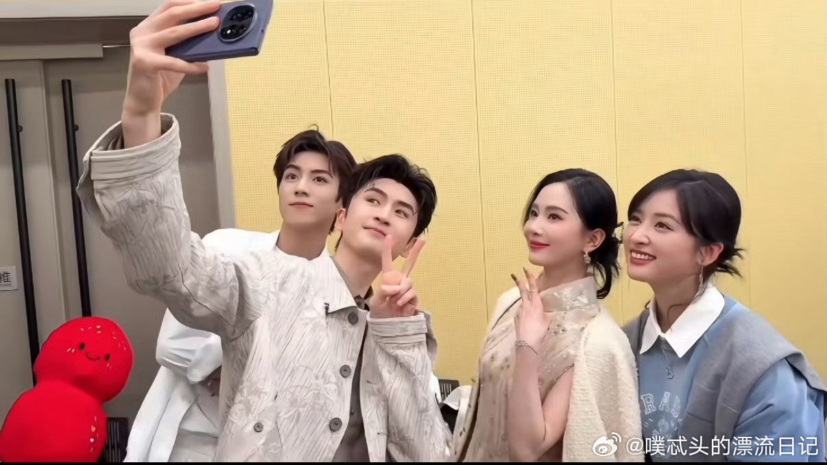 刘诗诗张云龙沈月为赵一博打call刘诗诗张云龙沈月给赵一博送花篮从横店剧组到上海
