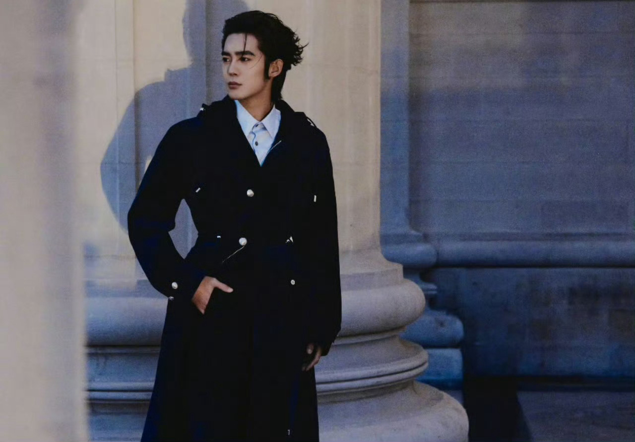 于适巴黎神图像线面一样繁殖于适巴黎时装周造型封神！复古绅士风漫步街头，每一帧都是