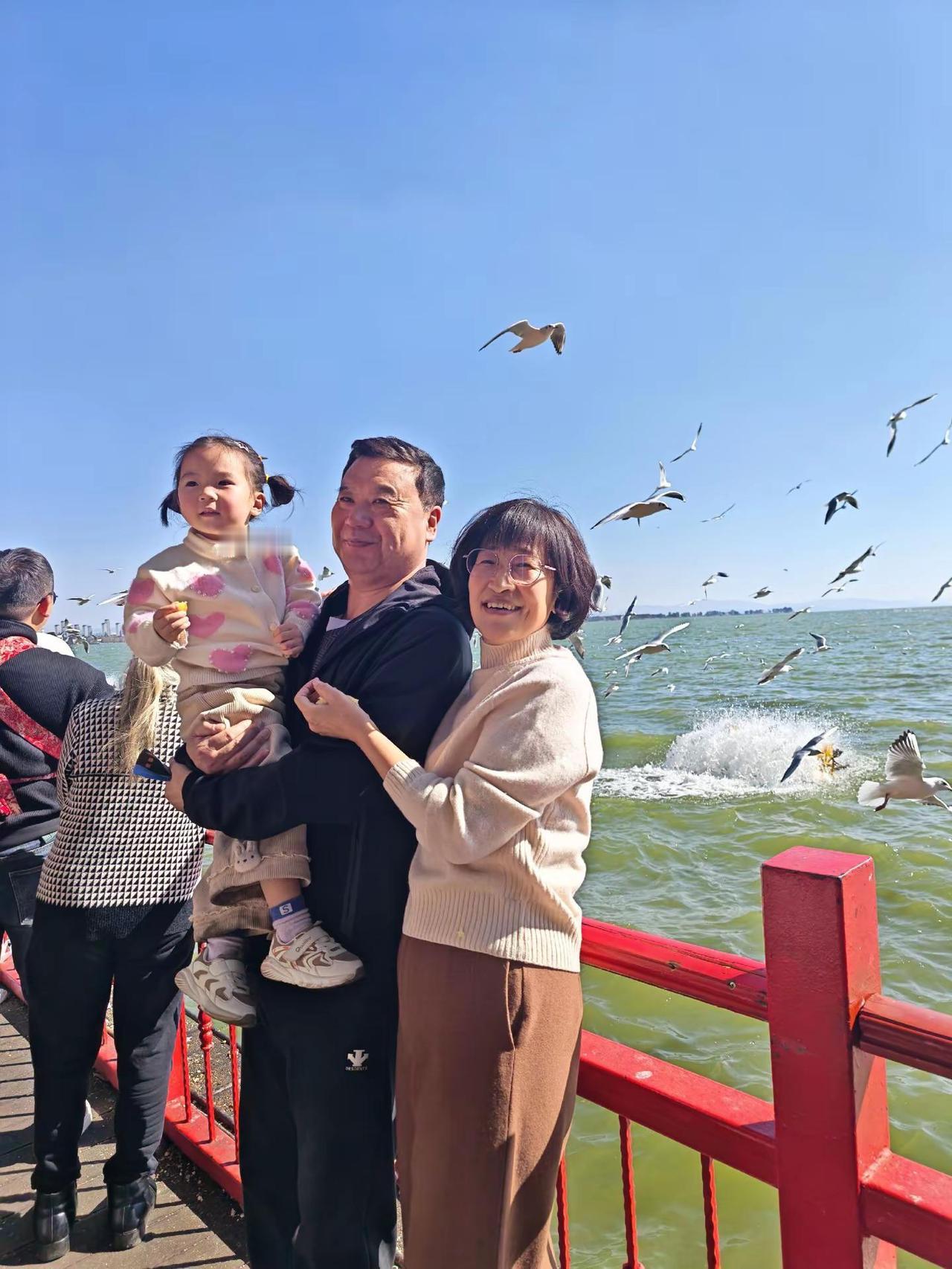 云南之旅第一站。昆明滇池，一家人整整齐齐，喂了海鸥，做了游轮，欣赏了歌舞表演，驾