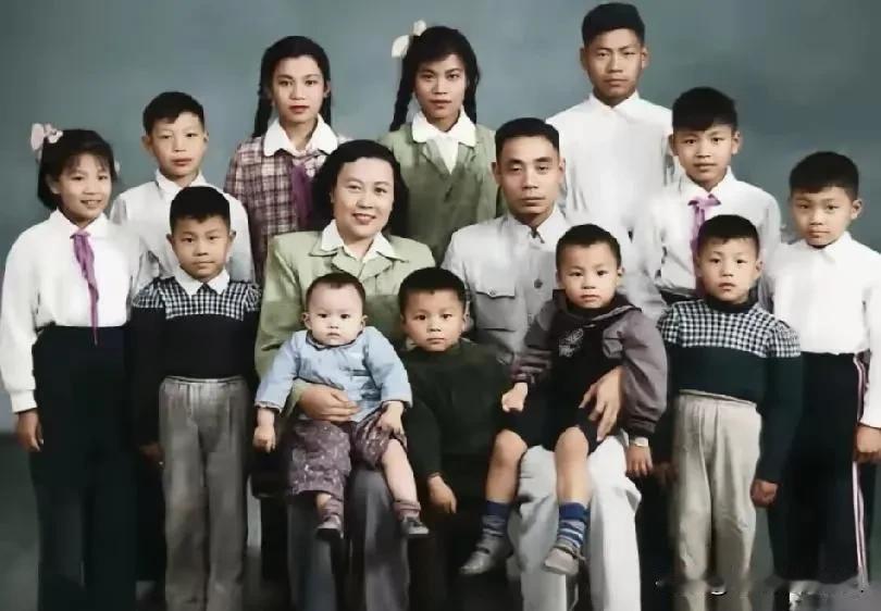 这张全家福，是吴信泉中将一家的珍贵留影。居中端坐的吴信泉夫妇，眉眼间透着温和。膝
