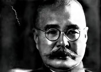 1942年，中国炮兵正在擦拭炮弹，见炮弹受潮，一个炮兵提议：“让我打一炮吧！”这