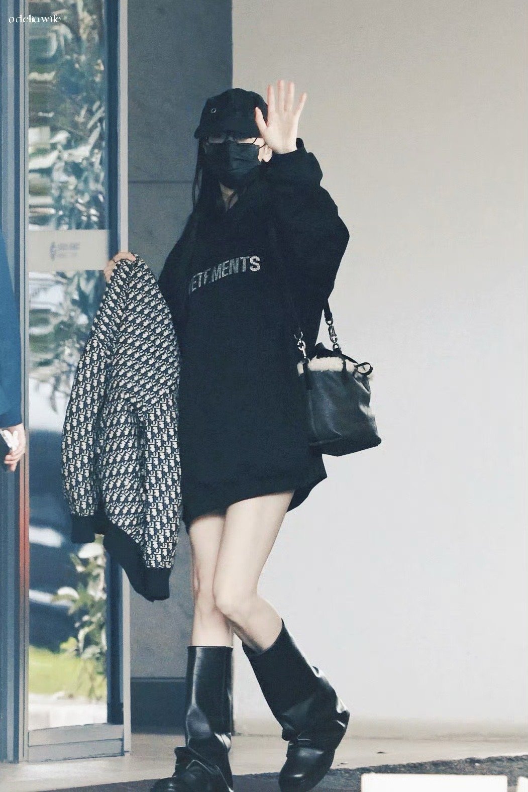 热巴红皮衣杀疯了！新剧路透惊现“女特工天花板” [舔屏][舔屏]烈焰红唇配紧身皮