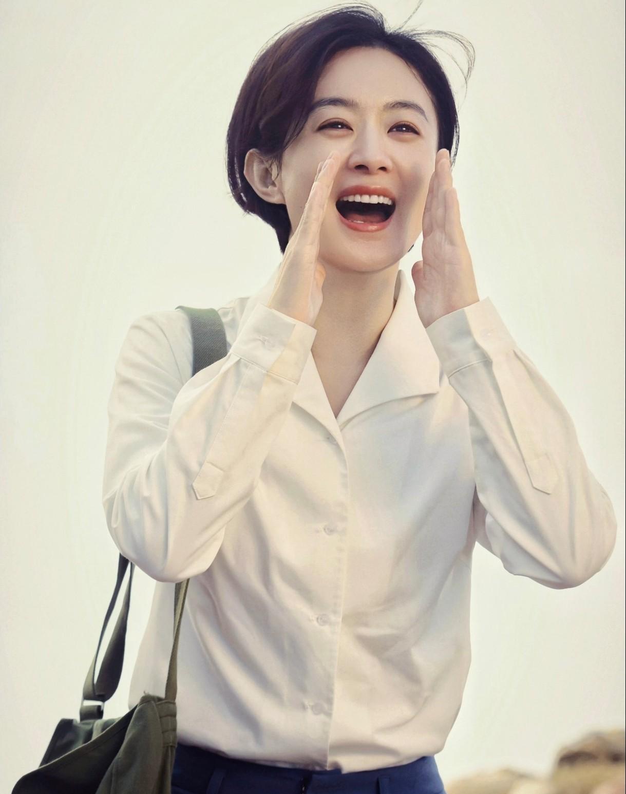 凌晨三点片场灯光还亮着。
赵丽颖蹲在水泥地上削竹篾，手指缠满医用胶布。
这不是摆