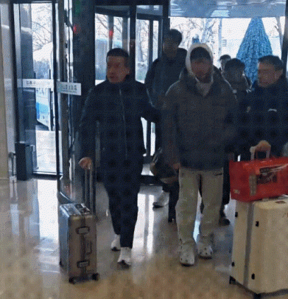 徐杰受伤后，广东宏远老板陈海涛亲自上前搀扶，还贴心帮他推行李箱。 