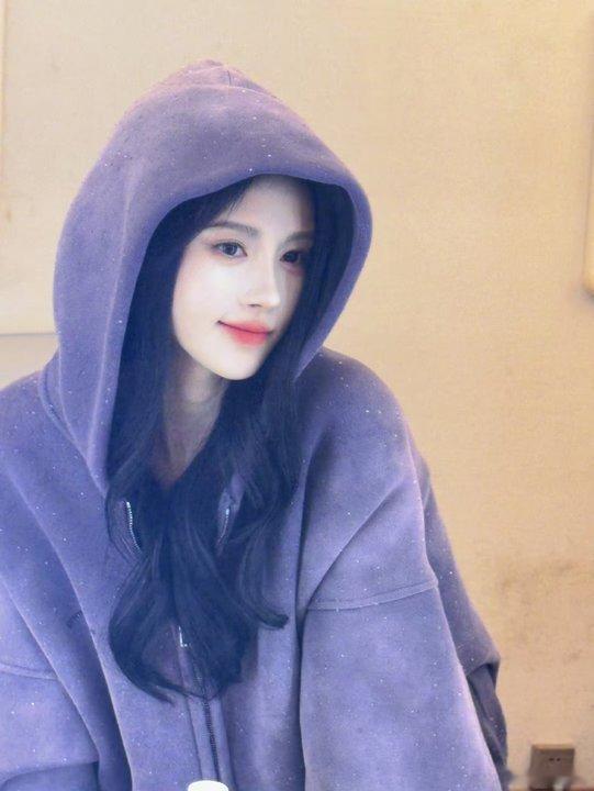 鞠婧祎紫卫衣随拍  鞠婧祎紫卫衣live图 是紫色妹妹 