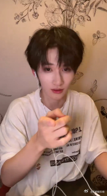 余宇涵突袭直播 内娱宠粉天花板非余宇涵莫属！说突袭就突袭，直播里全程笑容满满，跟