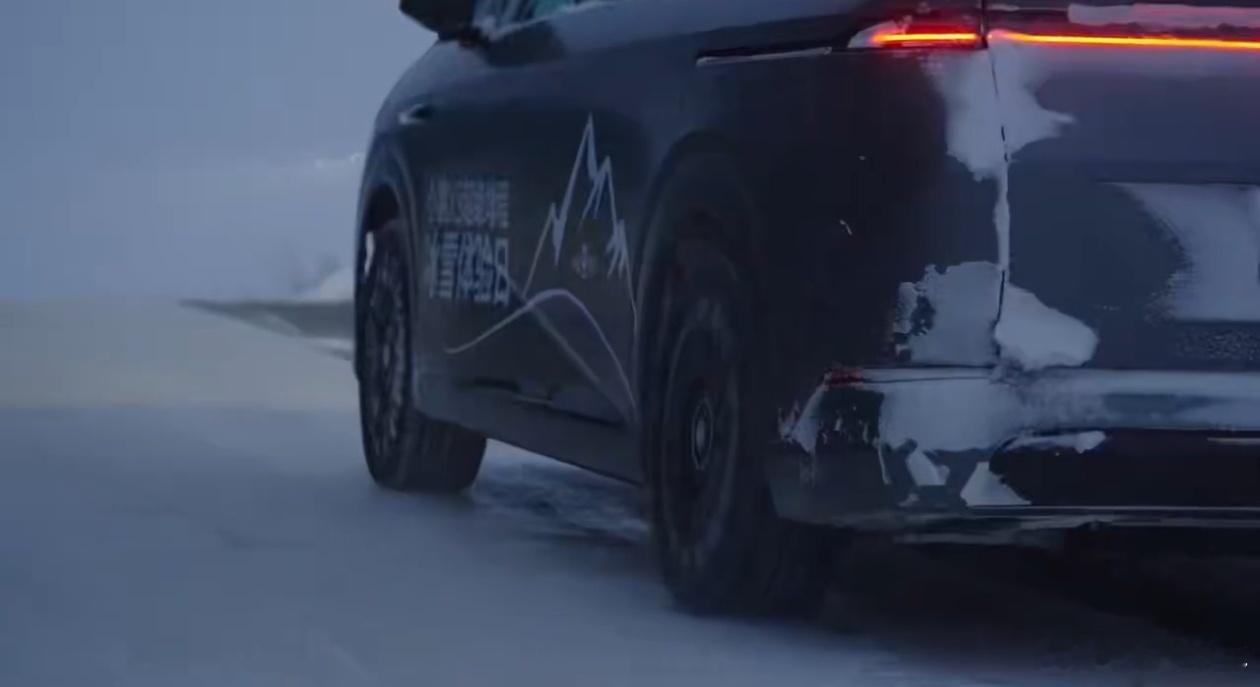 相信有很多北方家庭冬天用车，最怵的就是融雪后的对开路面，中间柏油路干爽，两侧积雪