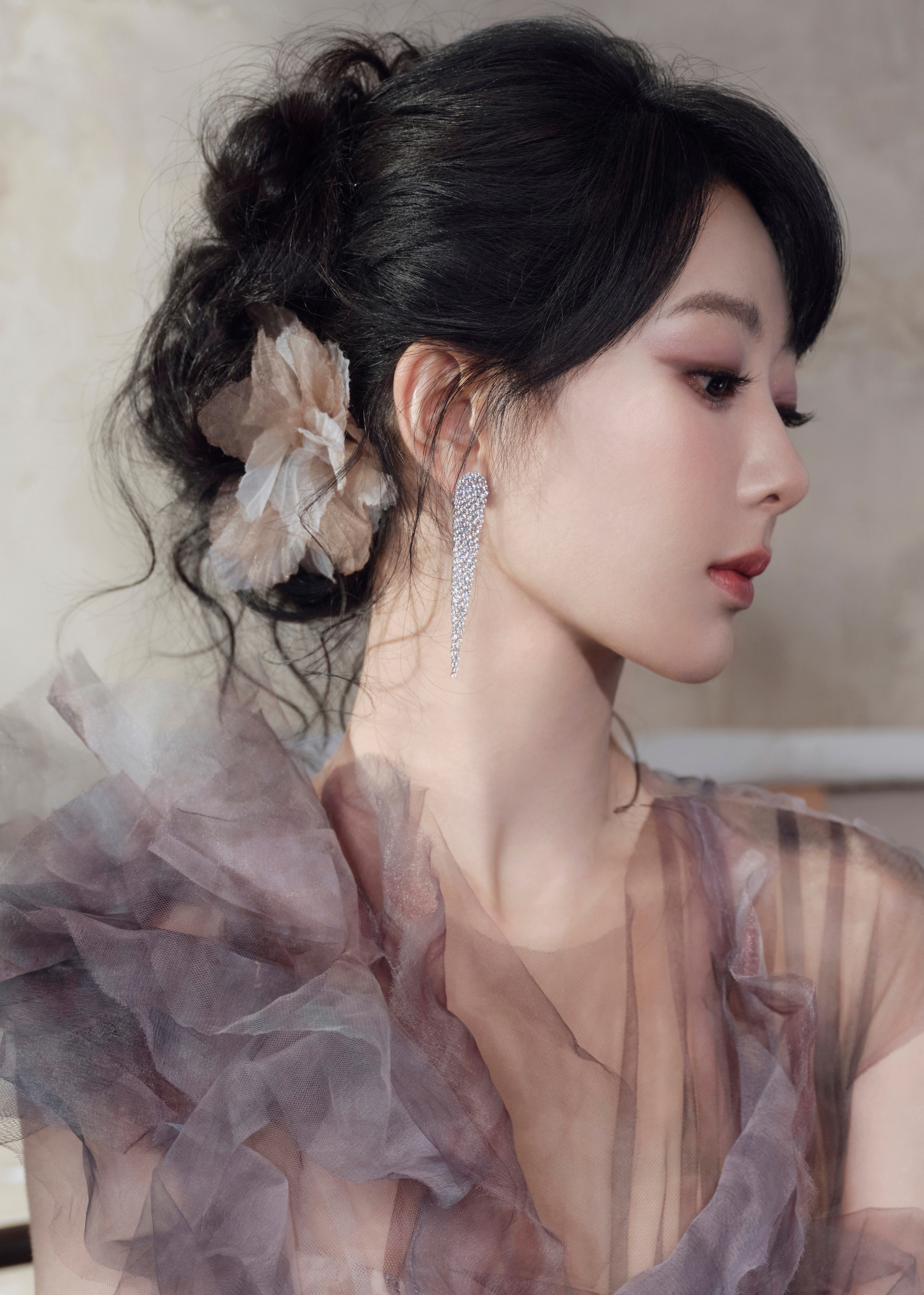 杨紫浪漫主义杨紫惬意时光 杨紫沉浸于自我节奏的惬意时光，以优雅诠释浪漫主义，这张