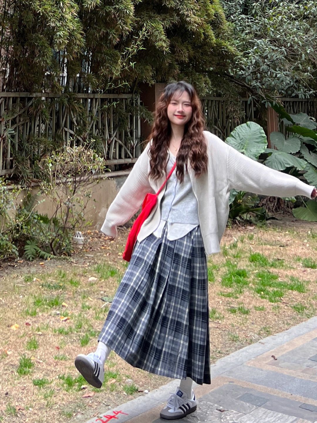 ☁️低饱和度入春舒适感～毛衣开衫➕复古格子裙