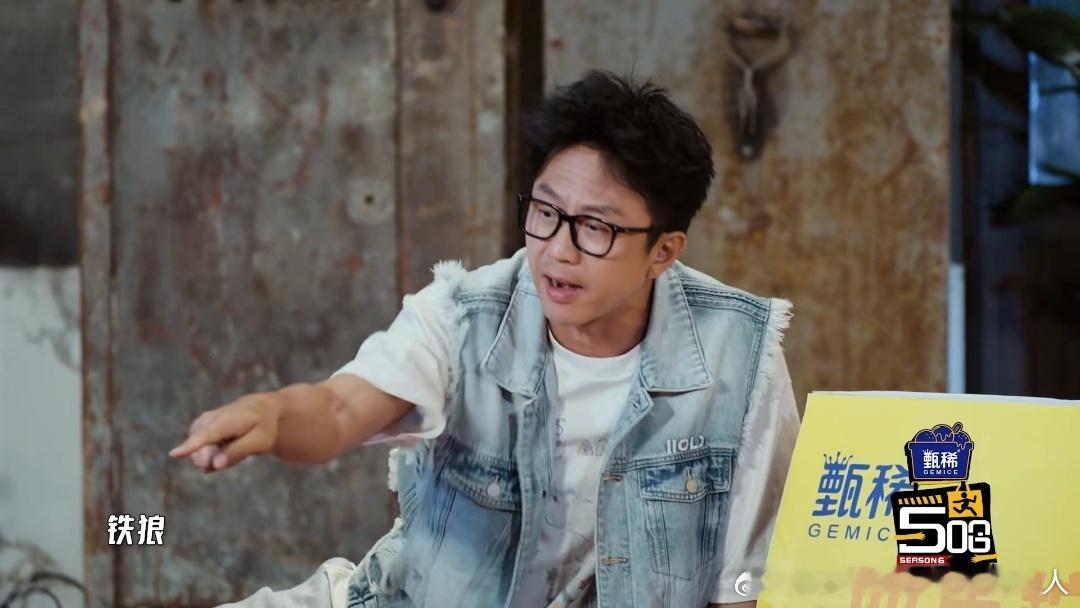 这确定不是邓超的搞笑营业照？头发乱得像鸟窝，黑框眼镜也遮不住眼里的疲惫。这造型简