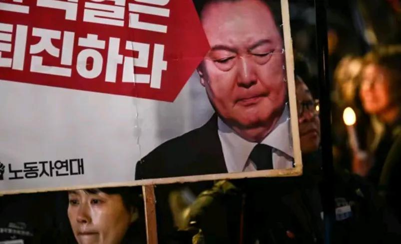 韩国国会通过决议了:要求迅速逮捕总统尹锡悦！

尹锡悦这下又创造历史了！

享有