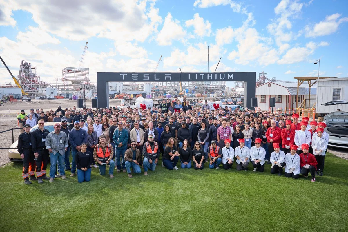 新闻：本周，特斯拉首次通过位于德克萨斯州科珀斯克里斯蒂市外的锂精炼厂的...