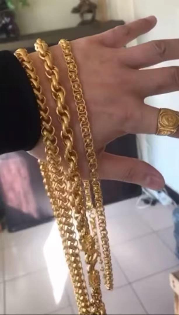 最近买黄金处于疯狂状态，大家都觉得人民币放手里贬值，政府之前到现在一直在刺激消费