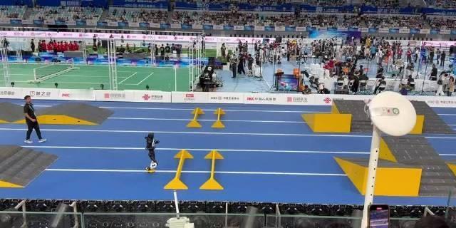 8 月 24 日晚，第二届世界人形机器人运动会决出 100 米障碍赛金牌，智元灵
