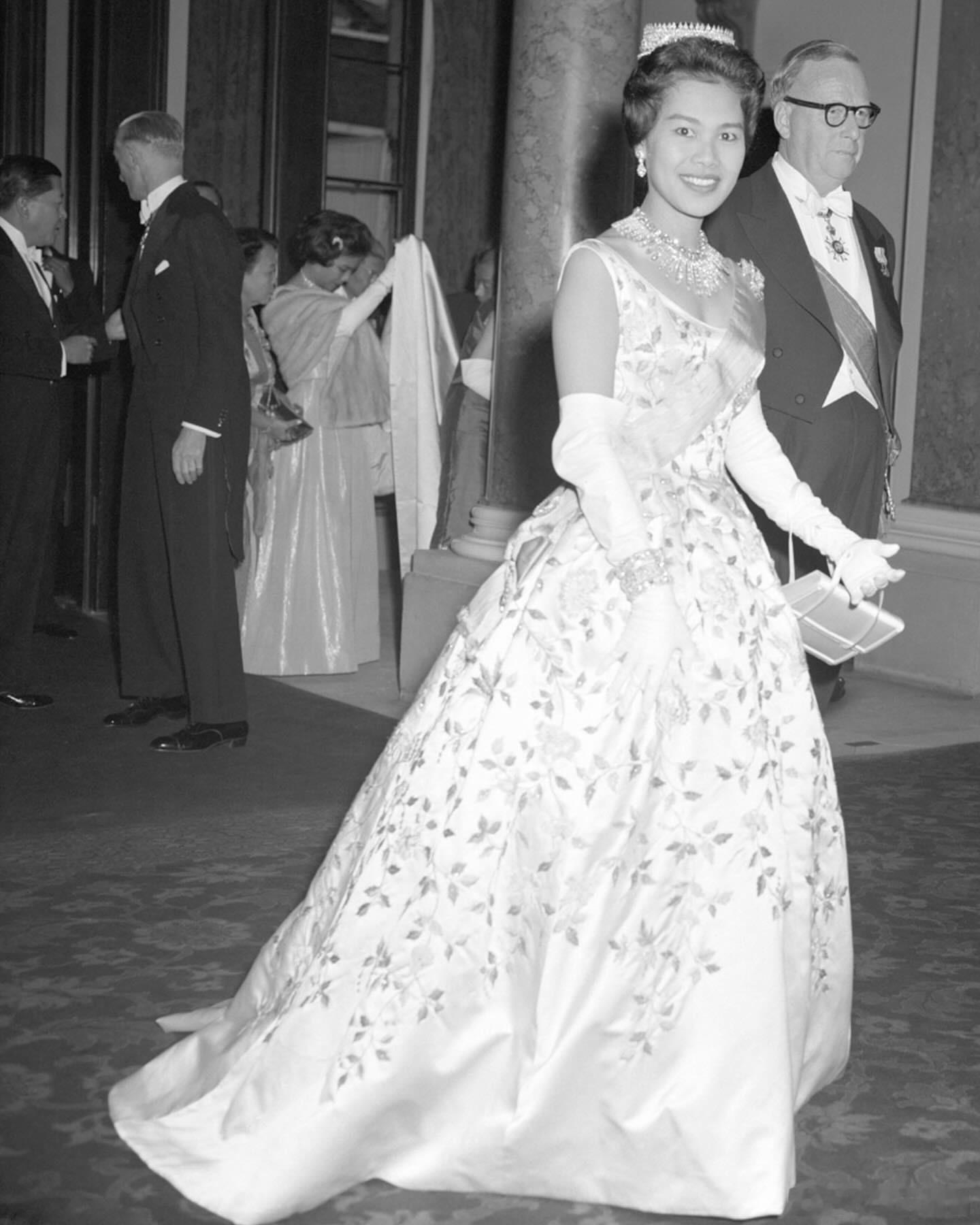 泰国诗丽吉王太后去世这位王太后年轻时也是泰国时尚界的标杆，访问各国时在外在形象方