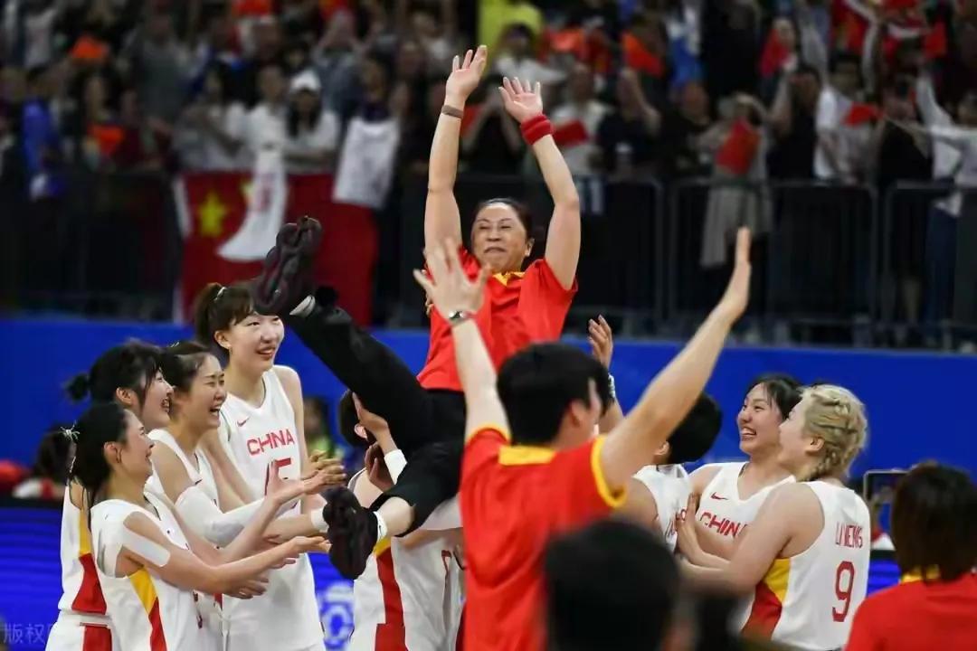 姚明开心！中国女篮夺冠加码，国际篮联官宣喜讯，郑海霞欣慰！说到姚明、郑海霞相信很