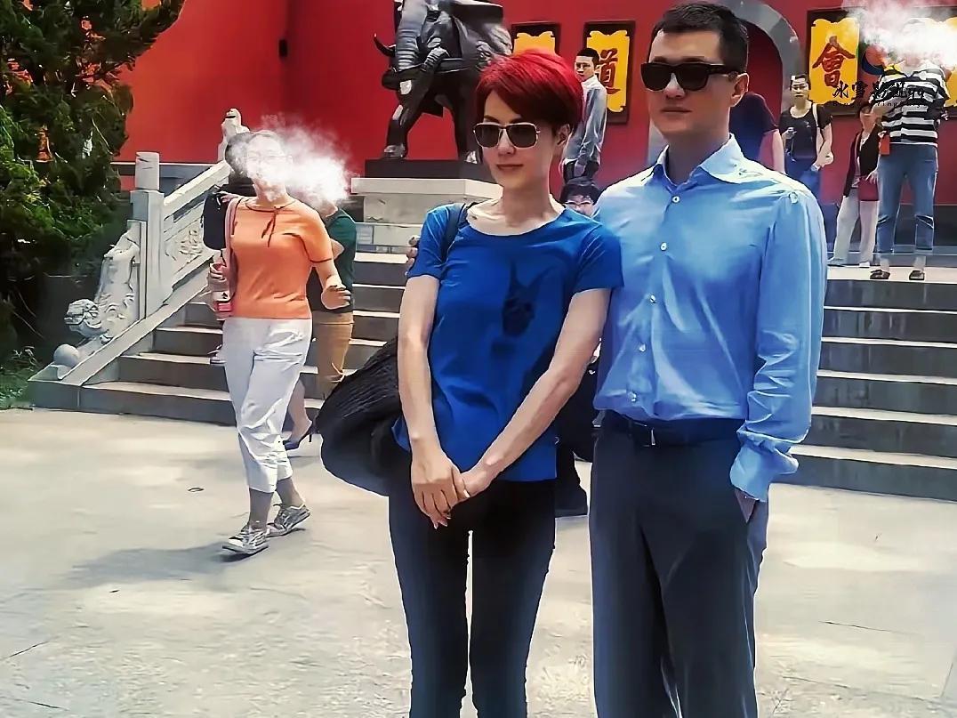 李亚鹏是怎么追到王菲的？？

2003年，李亚鹏得知王菲爱听笑话，便每日发短信逗
