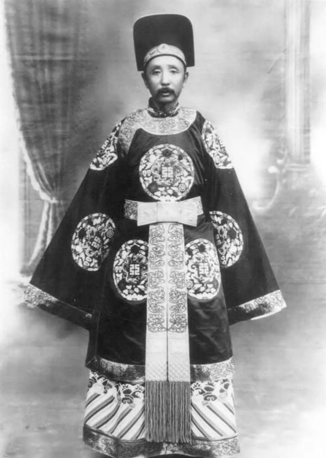 这是1915年，张作霖留下的一张老照片，镜头中的他身穿“洪宪”官服，相信很多人还