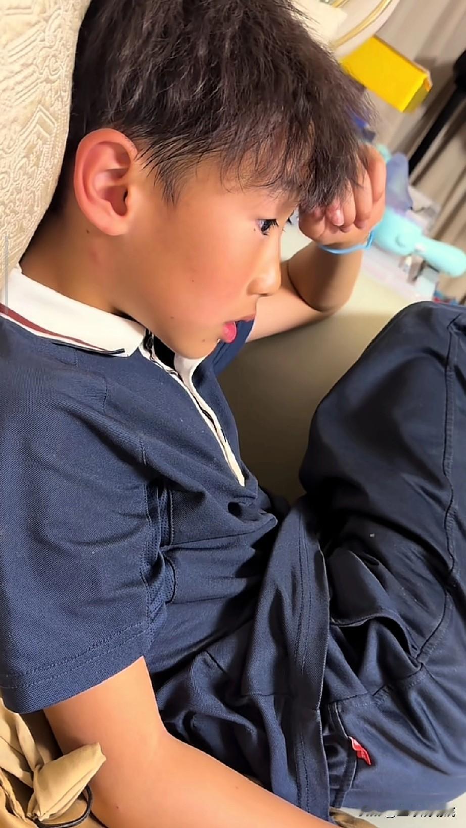真是亲儿子，周琦这样的表现还是没能打服糊糊！

京粤大战，周琦的儿子在家看球，周