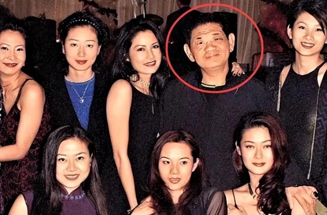 他年赚56亿花20亿泡妞，家中包养百位美女，临终留给儿子26亿巨债。这个人叫黄任