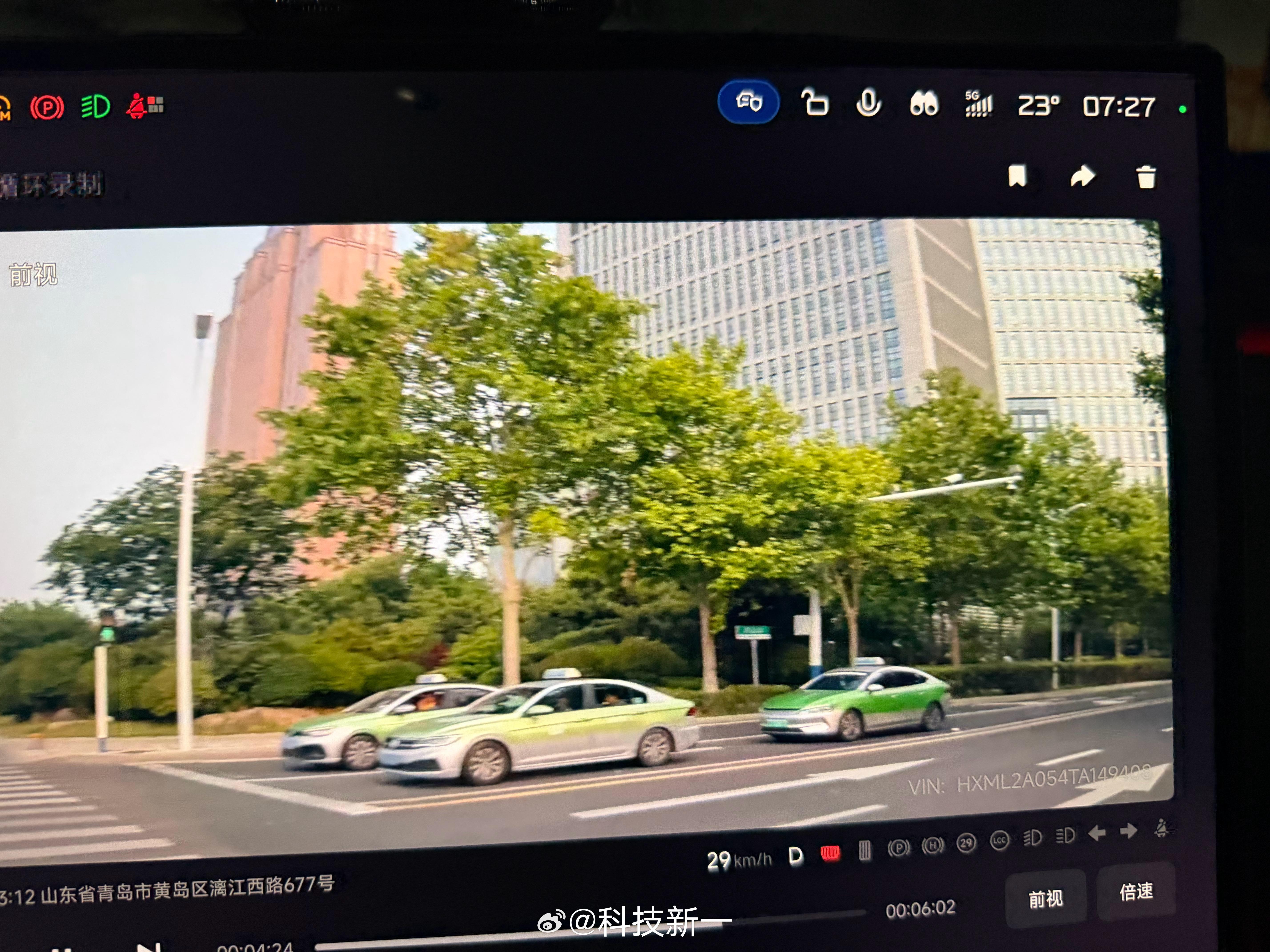 今天上班在路口看到三辆出租车，突然发现自己十多年没打这种出租车了。当年没有网约车