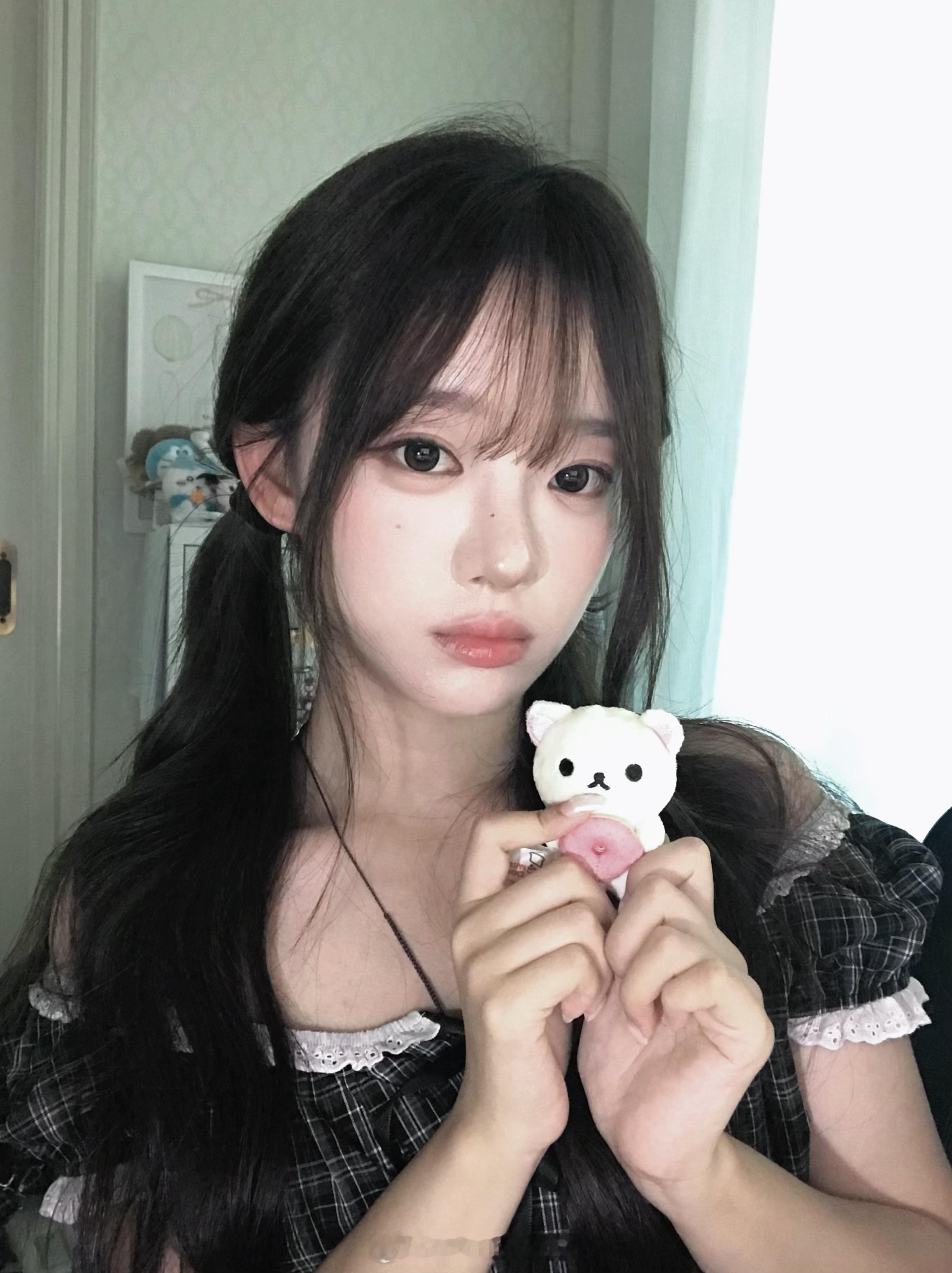 有点暗黑色调🖤上衣是GRL调色是醒图里的黑曜 再在相册里降低色温🧊 