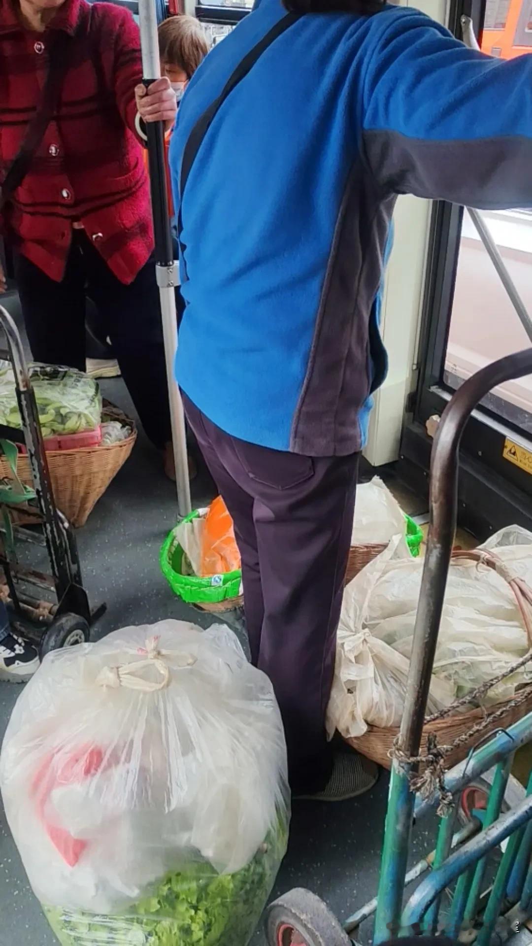 清晨通勤，公交车上真实生活场景，平凡又充满生活温度！2026年4月23日早上7: