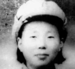1945年，八路军卫生员被日军抓捕，敌人将她吊起来毒打。半夜时，突然一老乡靠近他