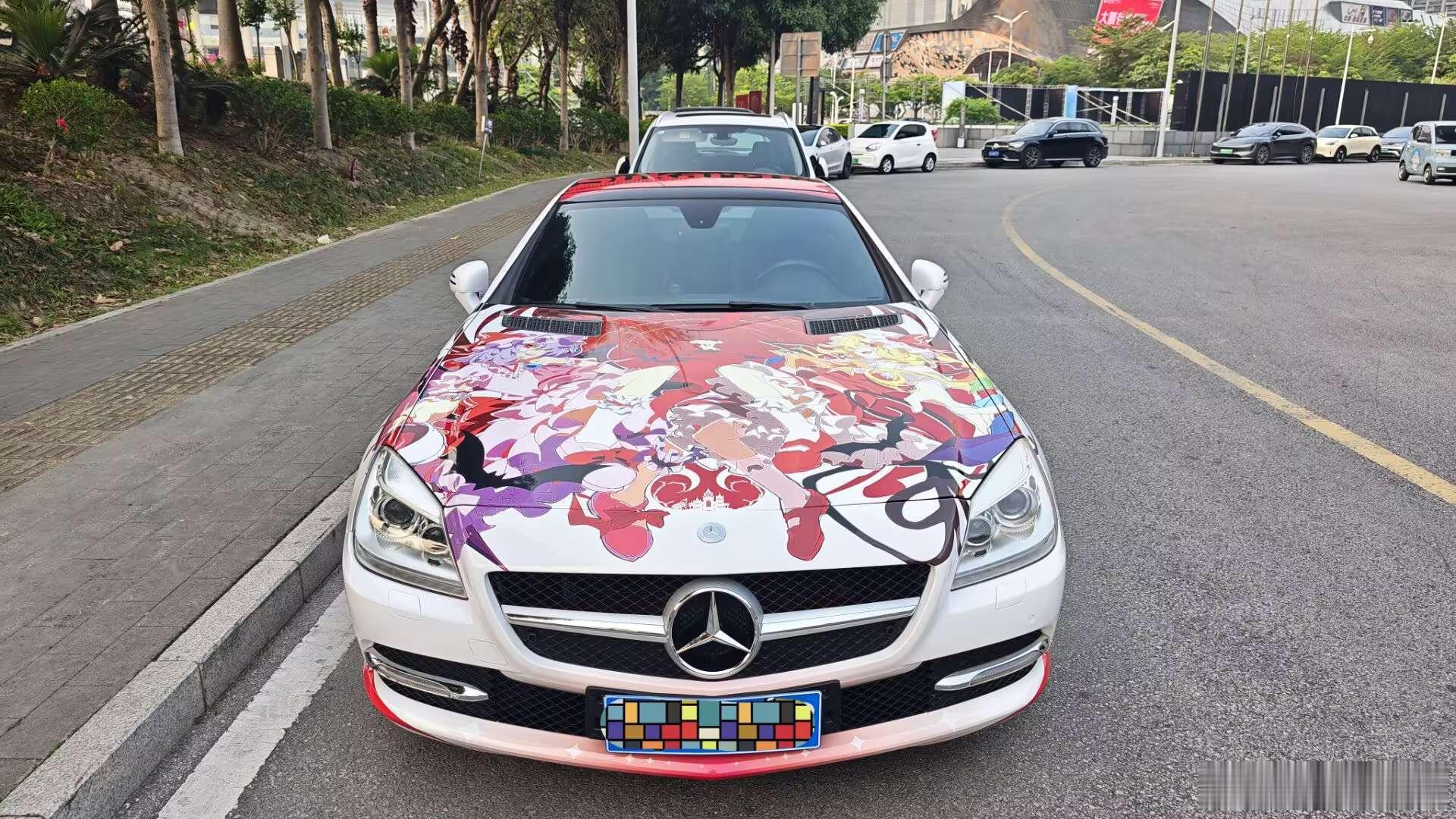在群里看到的奔驰SLK东方痛车！是大小姐二小姐！ 