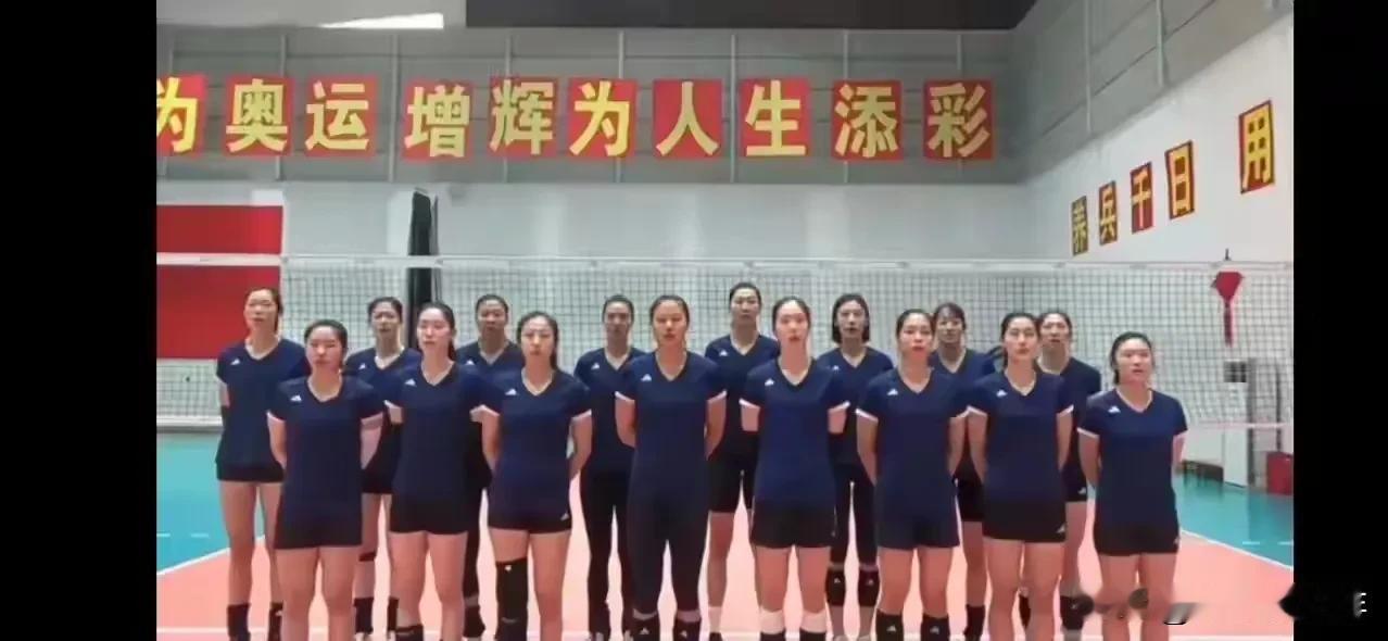 中国女排十六名球员正在紧锣密鼓的备战巴黎！
虽然中国女排参加奥运会十三人大名单已