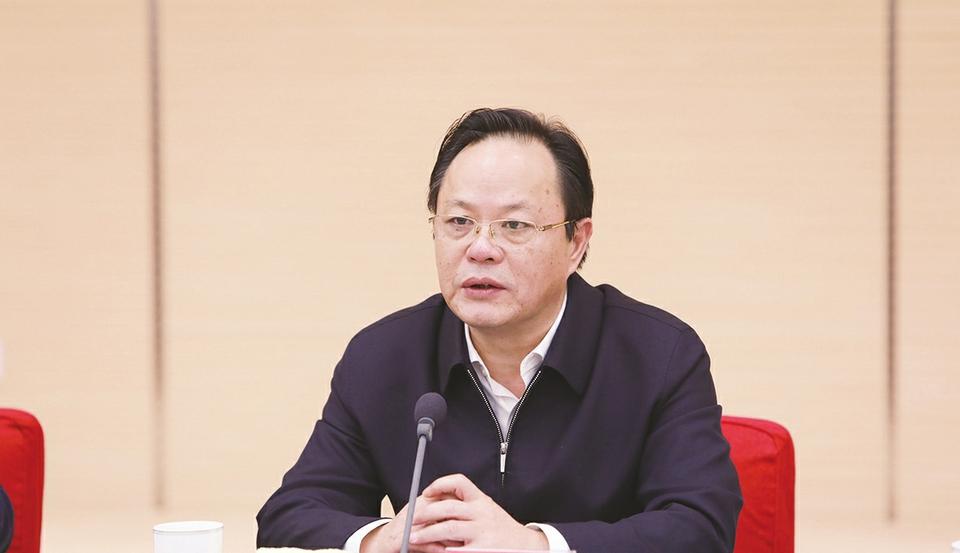 全面推行私有制，还妄图推翻我国现有的政治体制机制，直白地说，就是要以经济改革为幌