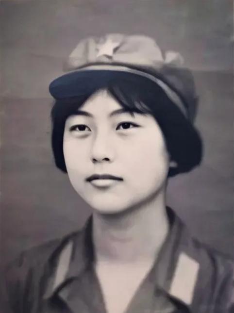 1982年，张家口机场。女飞行员刘晓连驾驶飞机刚爬行到700米高空，忽然对面银光