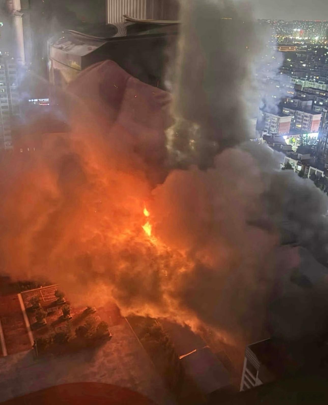 郑州一商场整楼烧了持续近4小时郑州这场大火烧了近4小时，还带走了两条宝贵的生命。