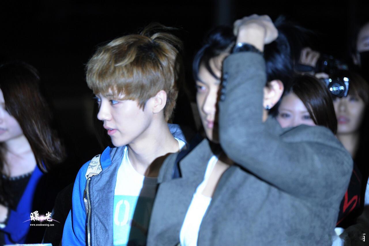 早期exo碎片18岁的黄子韬好粘人一直抱着鹿晗EXO和TFBOYS 世纪大战到此