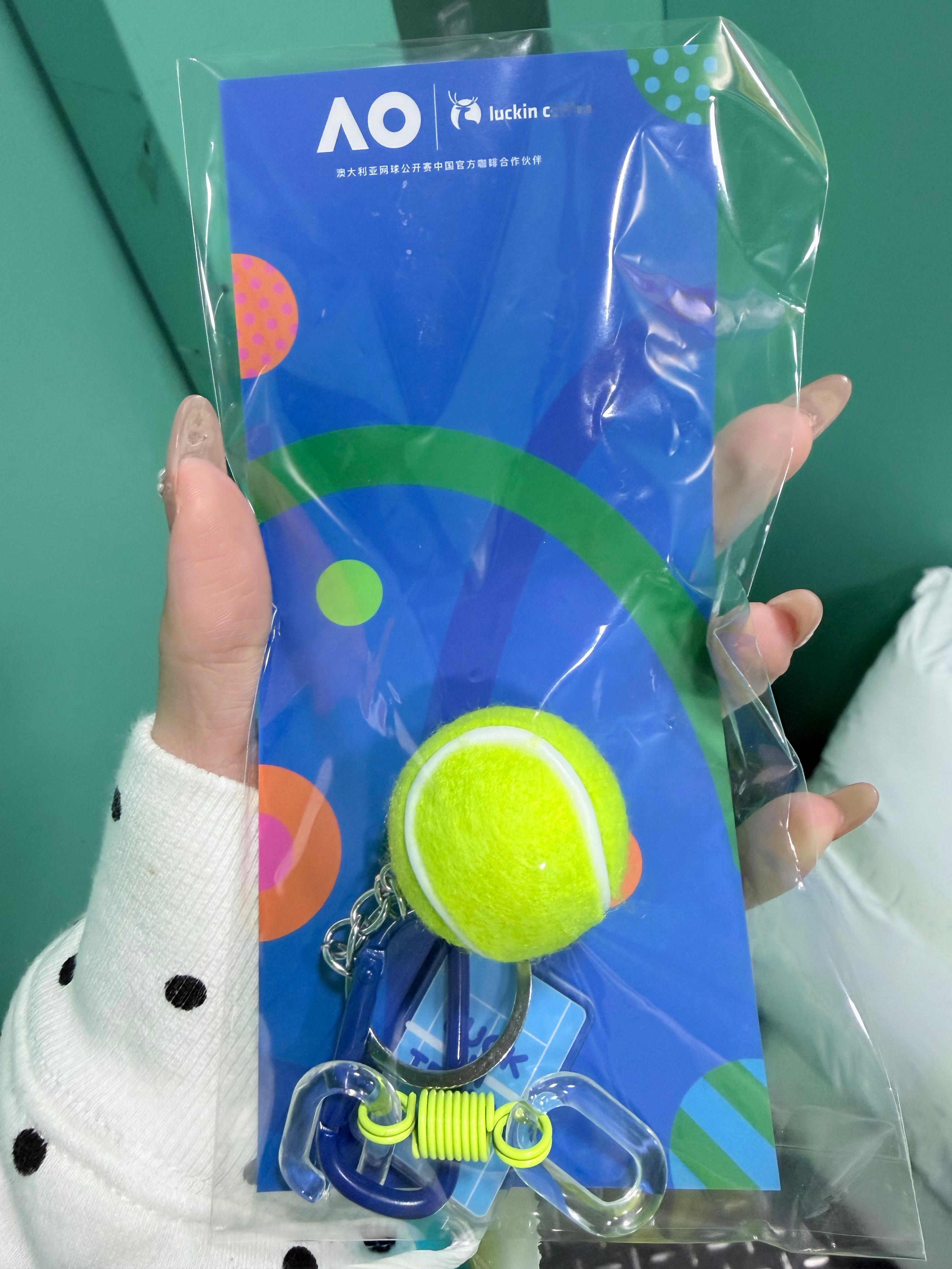 瑞幸联名澳网 早上喝咖啡顺便摸一个给张哥 