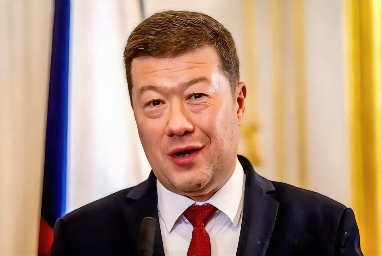 捷克众议院议长冈村富雄的致辞直接“炸场”，主打一个“民生优先，不做冤大头”。他吐