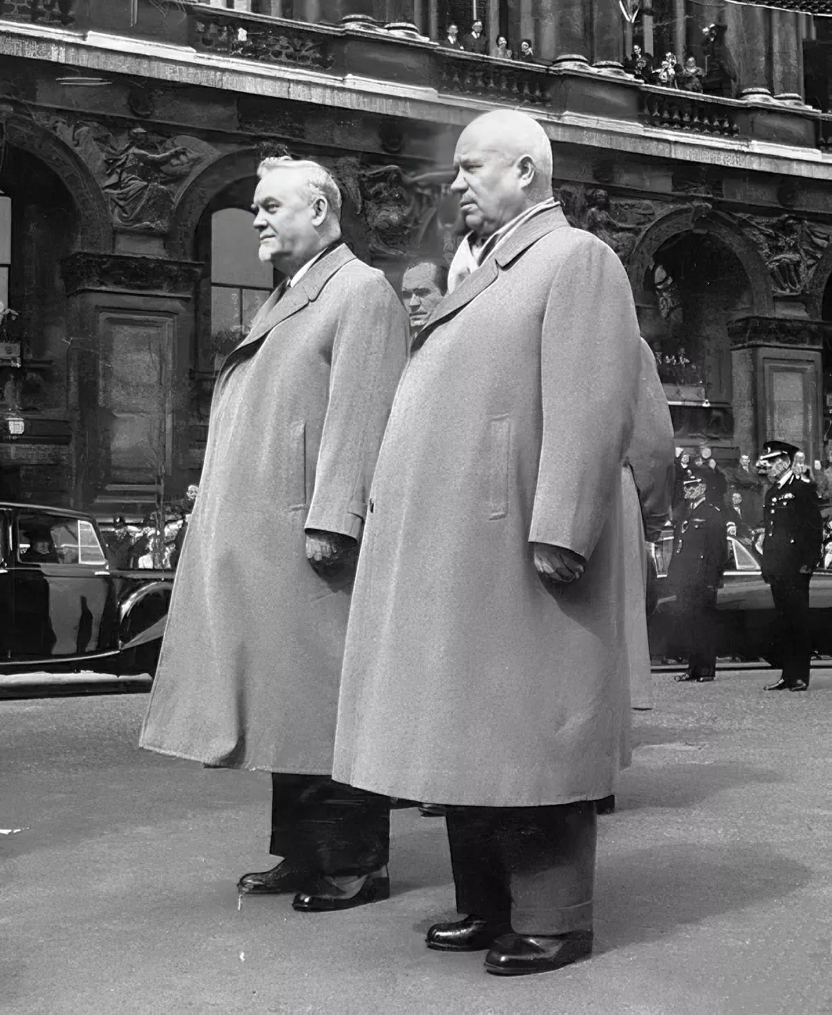 1956年，赫鲁晓夫坐着巨大的苏联图104客机访问英国，时任首相安东尼·艾登去接