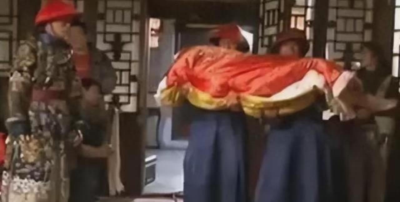 皇帝不想留种怎么办？太监有“祖传手法”。

皇帝对太监说两个字，"不留"，一个刚