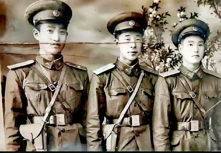 中国人民解放军着55式军装的炮兵少尉军官
        个人认为55式军装最好