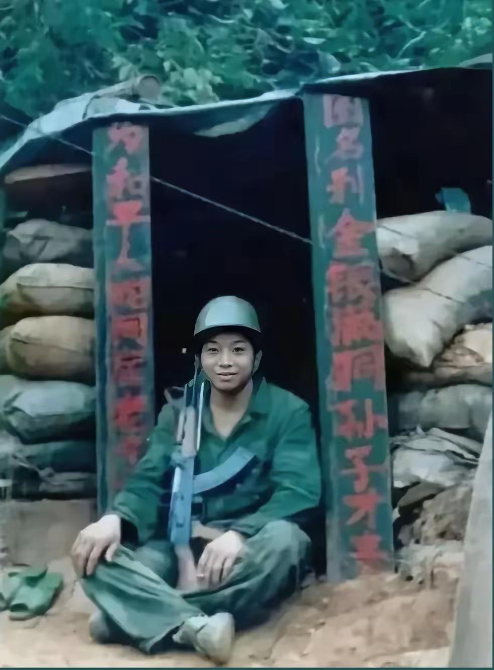 1987年前线，梁希军坐在自己写的“对联”前留影！战前准备中的梁希军赤膊上身，拿