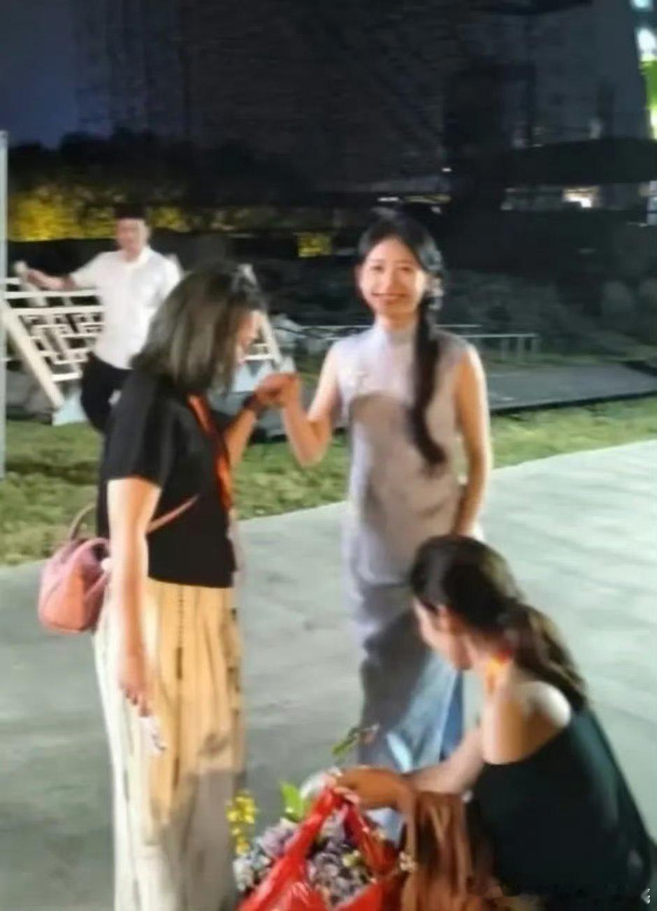 淑柔录中秋晚会了，她长得很灵，可以演的角色比另外两个主演更多 ​​​