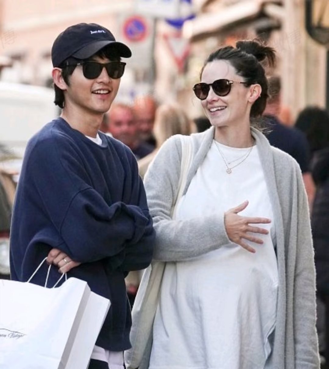 宋仲基23年1月再婚6月得子从《黑暗荣耀》的巅峰到回归家庭的日常，宋慧乔与宋仲基