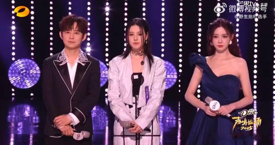 殷秀梅向华晨宇邀歌声鸣远扬 谁懂啊！殷秀梅老师向华晨宇邀歌太上头了！花花笑而不语