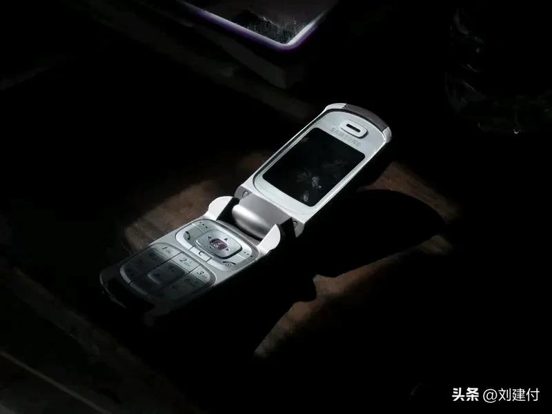 丈夫去世后妻子求助解锁手机 看到“丈夫去世后妻子求助解锁手机”的新闻，着实令人动