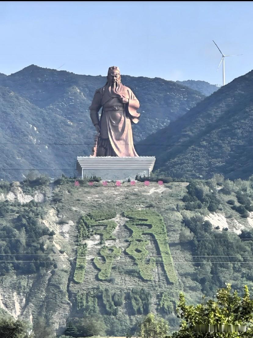 随处可见关公塑像，天下武圣祖庭，唯有山西解州关帝庙
 
国内大大小小关帝庙宇不计