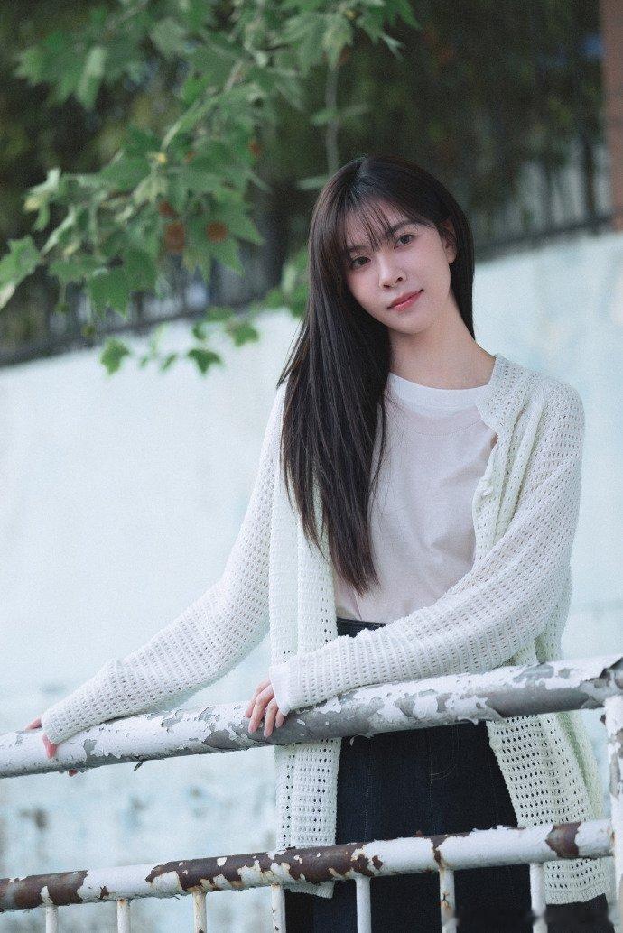 宋妍霏请美到踢我一脚 擅长驾驭各类风格的宋妍霏，把运动甜酷风演绎得淋漓尽致，简约