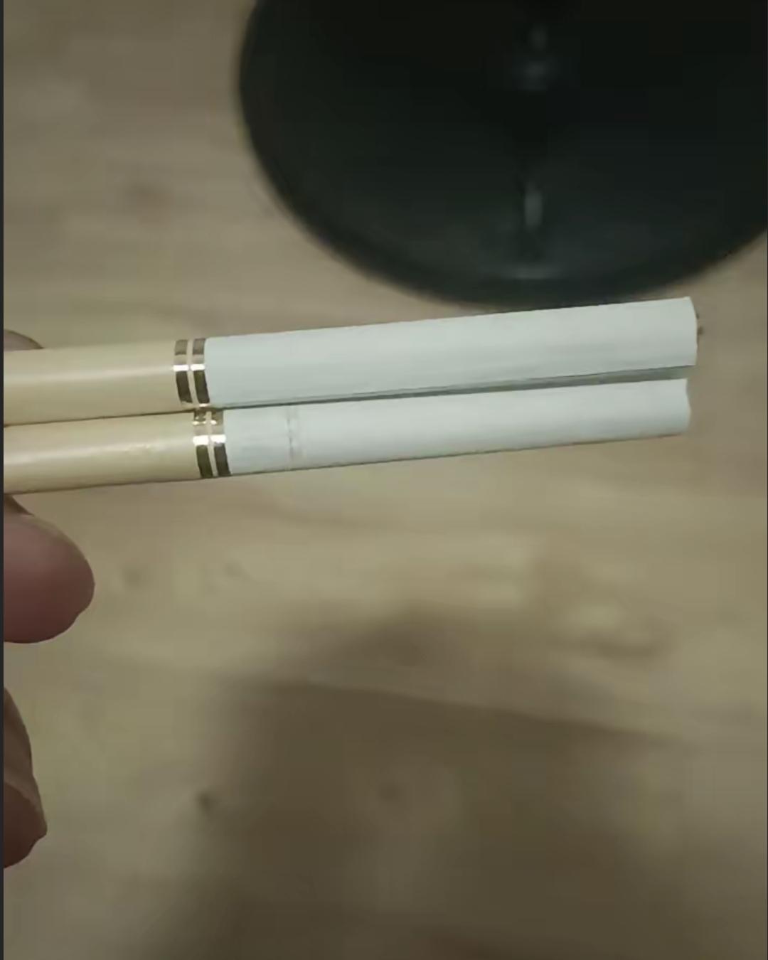 我表哥抽了快二十年烟，每次给人递烟都非得拿着两根。你要一根，他马上再补一根，保证