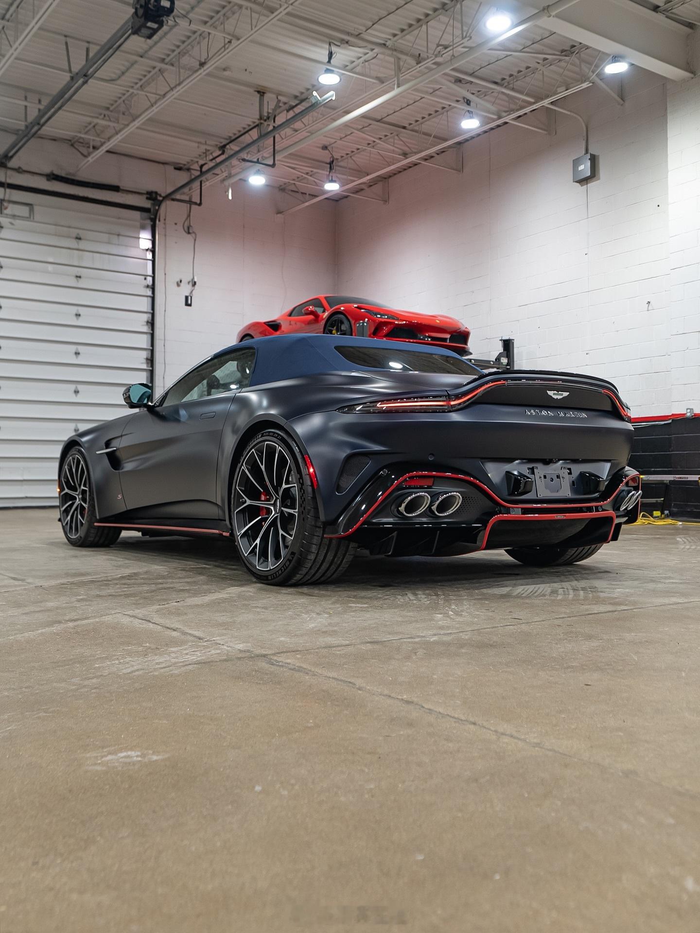 哑光蓝阿斯顿马丁Vantage S Roadster 